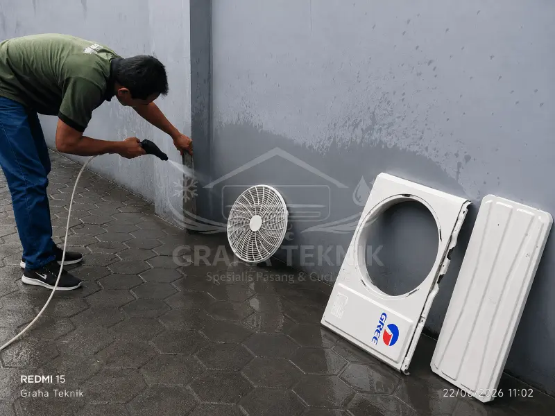 Teknisi cuci AC split di rumah - layanan cuci AC Sleman